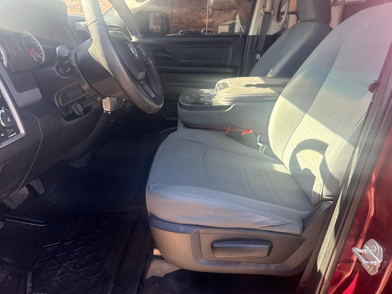 RAM 1500 4WD Crew Cab 140.5" Express 2017