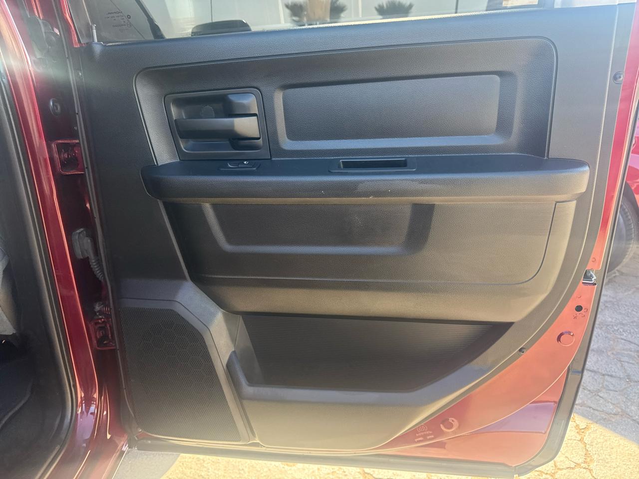 RAM 1500 4WD Crew Cab 140.5" Express 2017