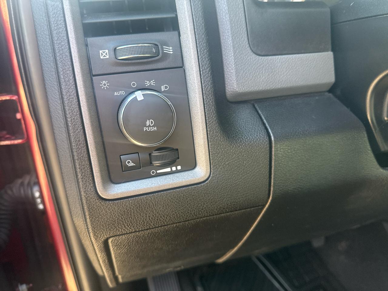 RAM 1500 4WD Crew Cab 140.5" Express 2017