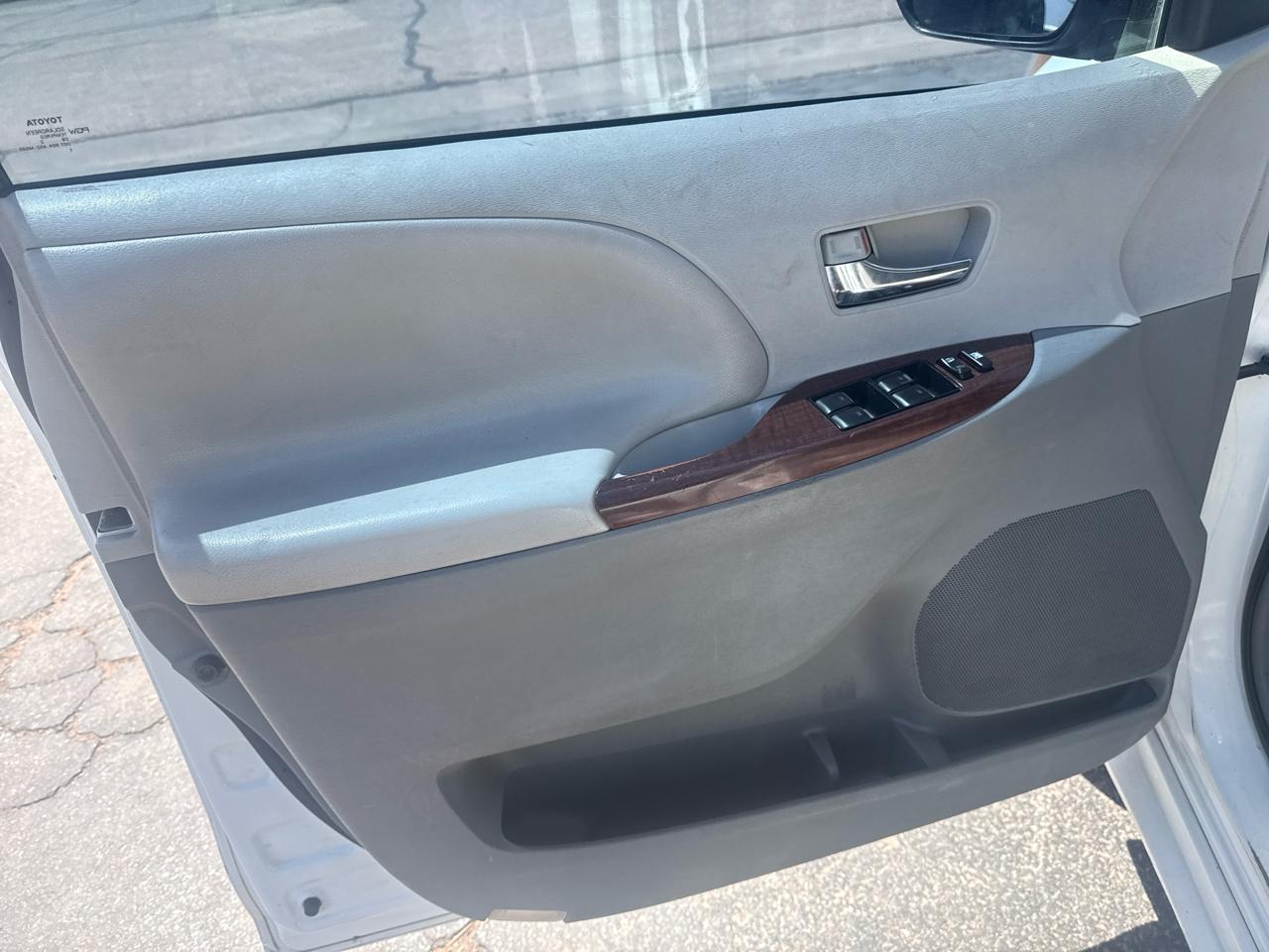 Toyota Sienna XLE FWD 8-Passenger V6 2013