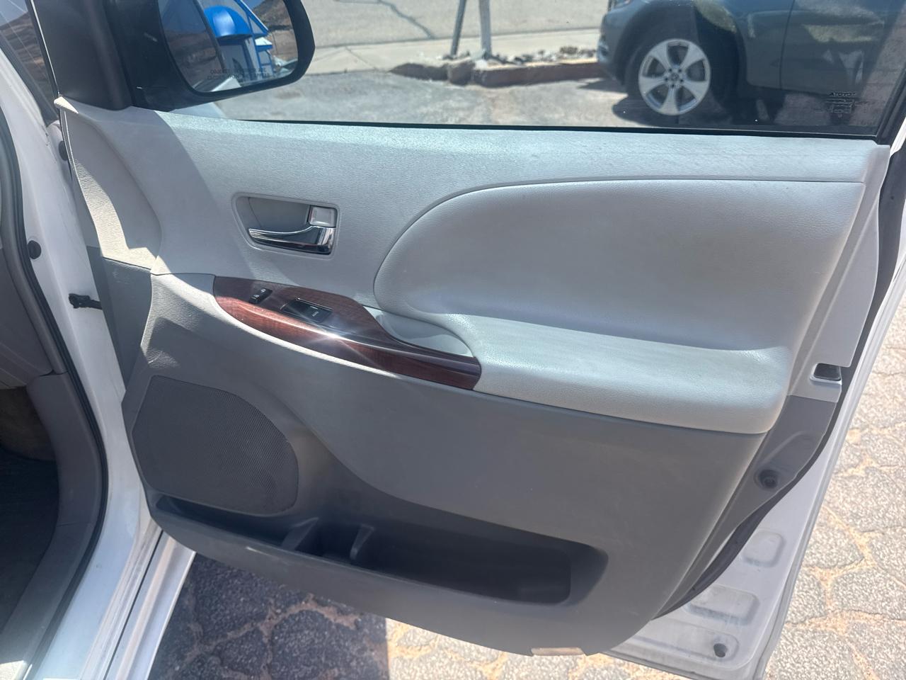 Toyota Sienna XLE FWD 8-Passenger V6 2013