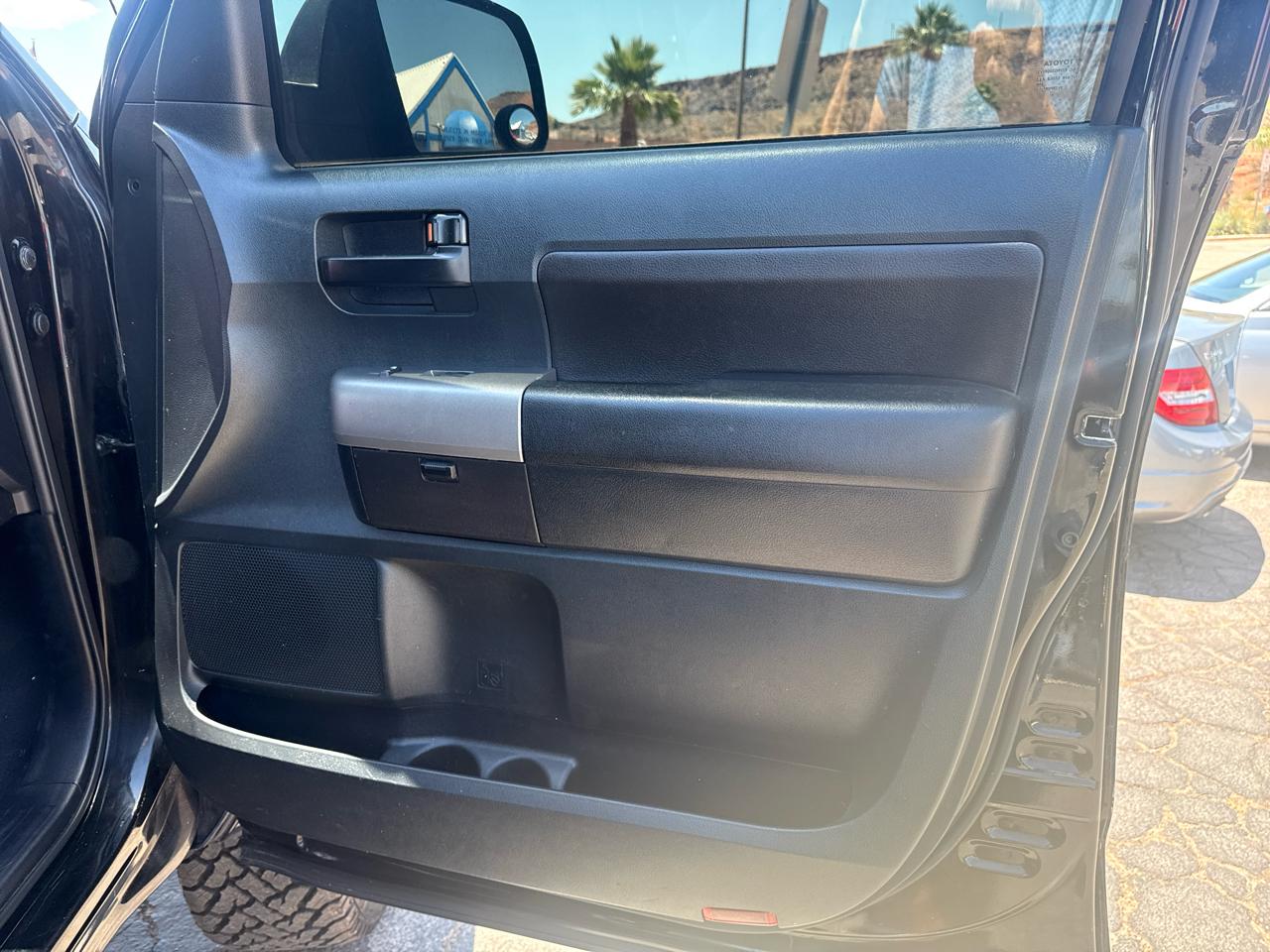 Toyota Tundra Tundra-Grade CrewMax 5.7L 4WD 2012