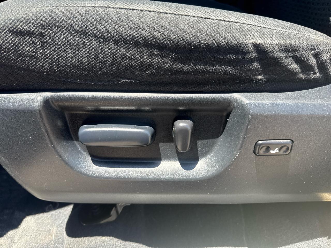 Toyota Tundra Tundra-Grade CrewMax 5.7L 4WD 2012