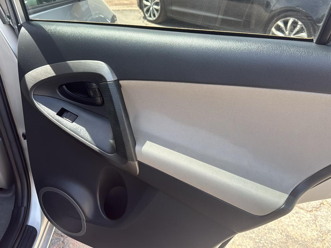 Toyota RAV4 Base I4 4WD 2012