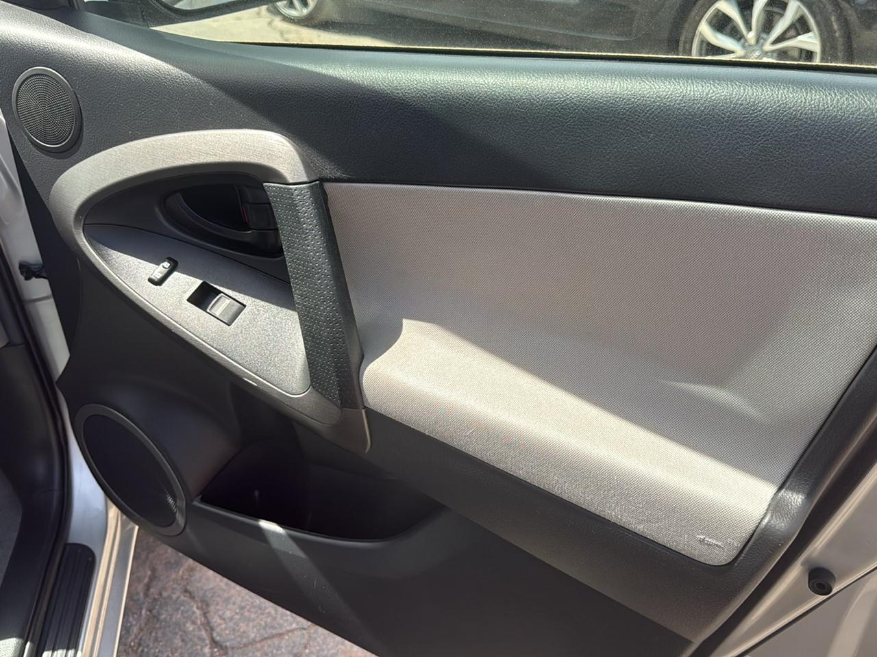 Toyota RAV4 Base I4 4WD 2012