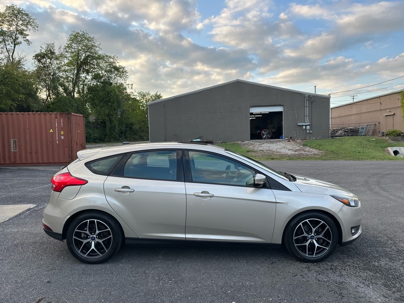 2017 Ford Focus SEL photo 5