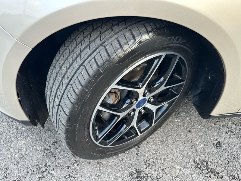 2017 Ford Focus SEL photo 9