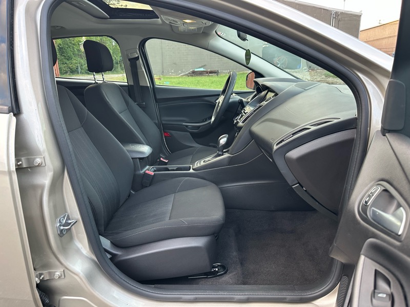 2017 Ford Focus SEL photo 10