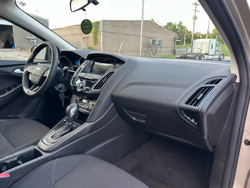 2017 Ford Focus SEL photo 11