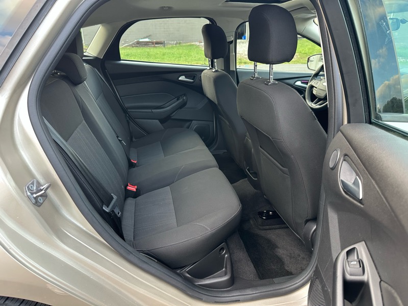 2017 Ford Focus SEL photo 12