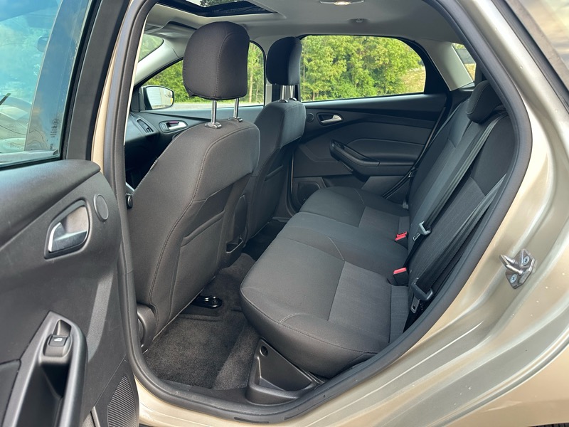 2017 Ford Focus SEL photo 14
