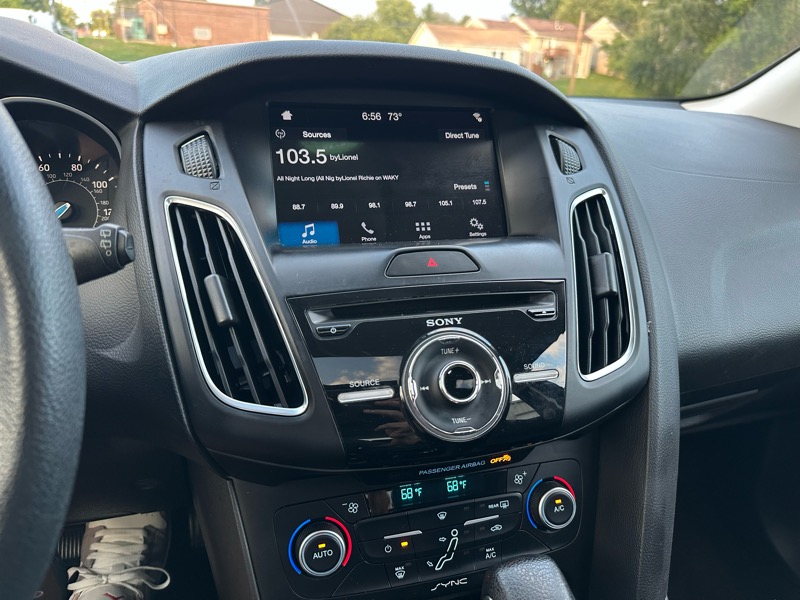 2017 Ford Focus SEL photo 16