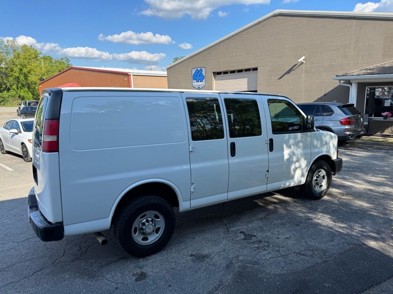2011 Chevrolet Express 2500 Cargo photo 2