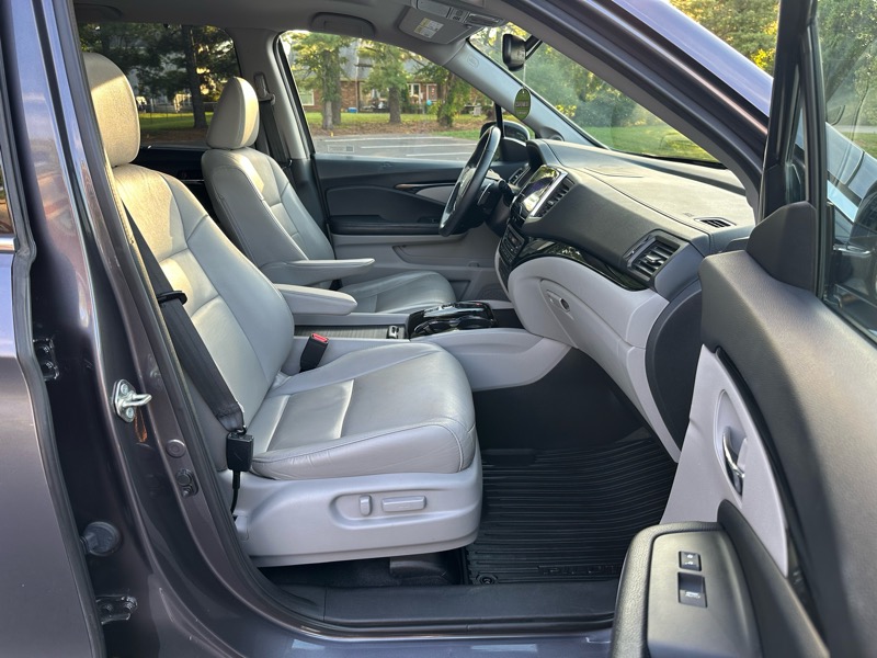 2017 Honda Pilot Touring photo 11