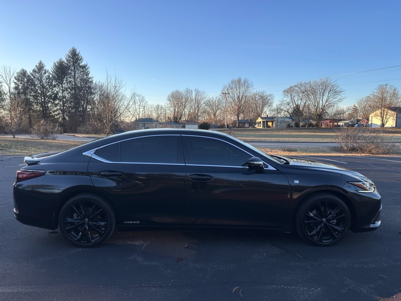 Lexus ES 300h F SPORT 2022