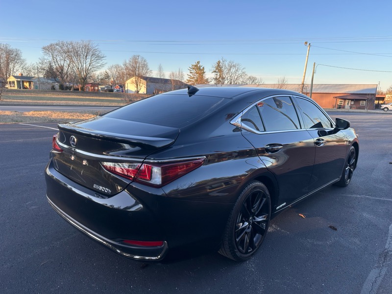 Lexus ES 300h F SPORT 2022