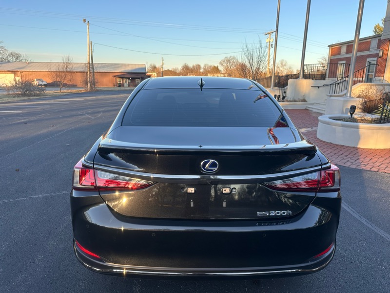 Lexus ES 300h F SPORT 2022
