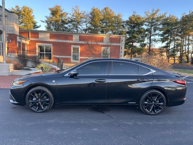 Lexus ES 300h F SPORT 2022