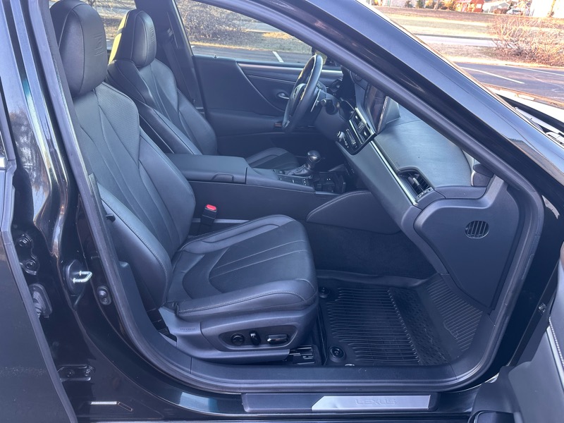 Lexus ES 300h F SPORT 2022