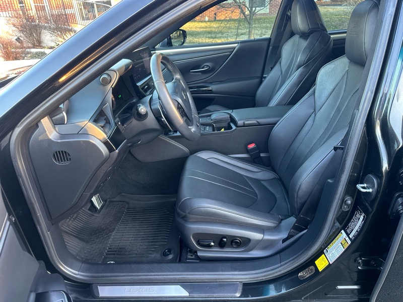 Lexus ES 300h F SPORT 2022