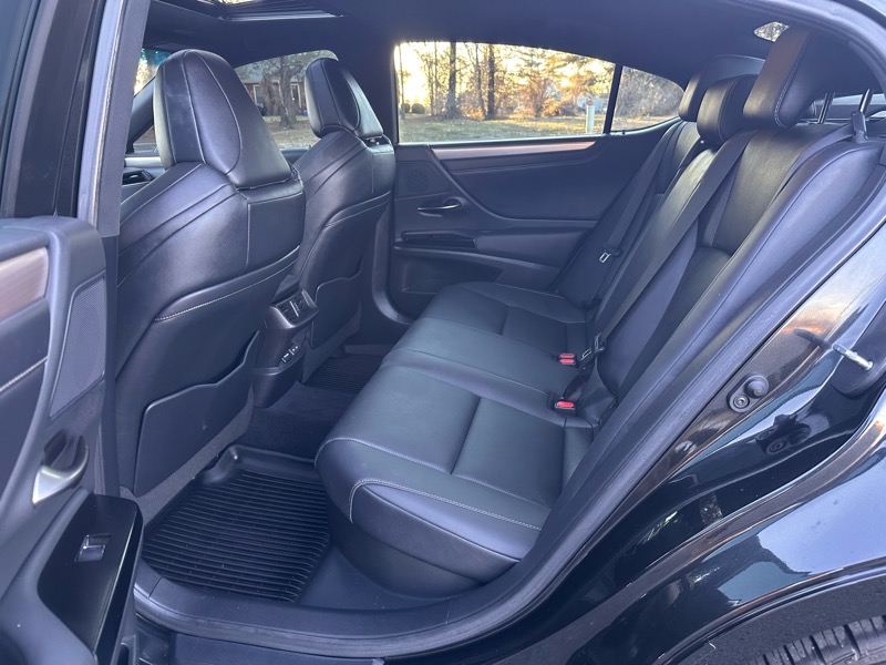 Lexus ES 300h F SPORT 2022