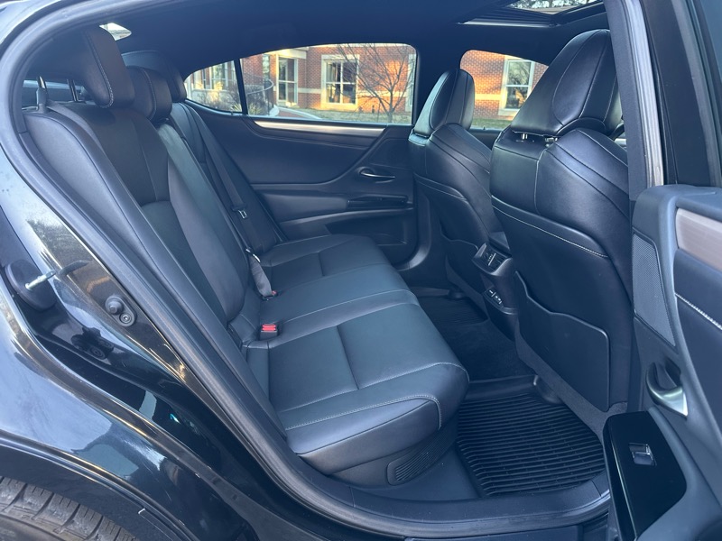 Lexus ES 300h F SPORT 2022