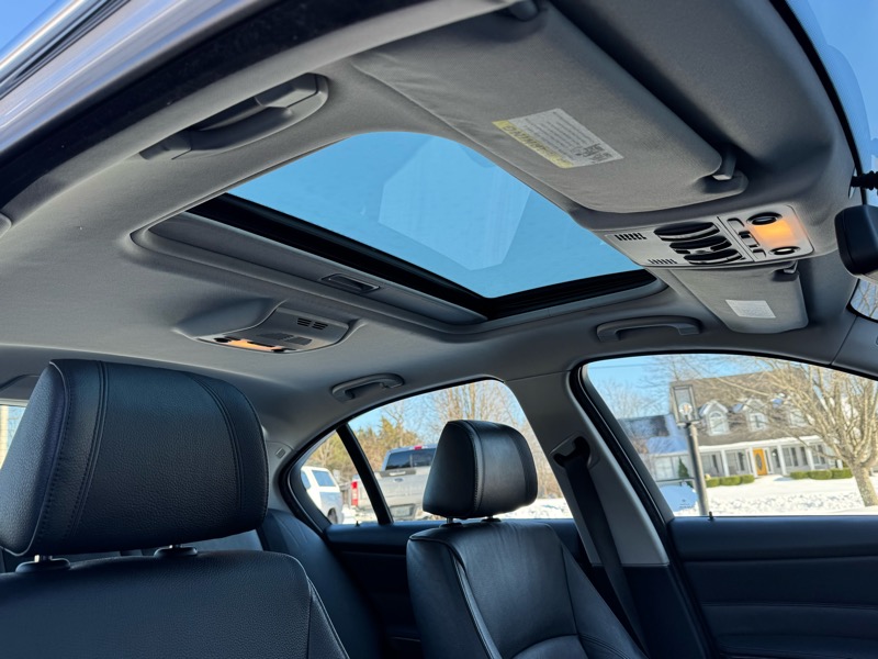 BMW 3-Series 330i Sedan 2006