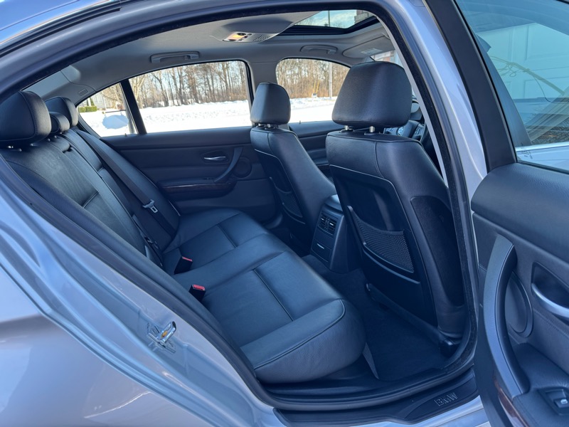 BMW 3-Series 330i Sedan 2006