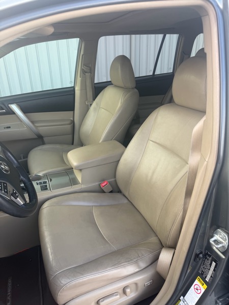 Toyota Highlander SE FWD V6 2012