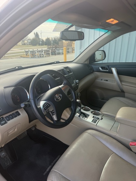 Toyota Highlander SE FWD V6 2012