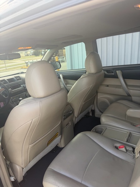 Toyota Highlander SE FWD V6 2012