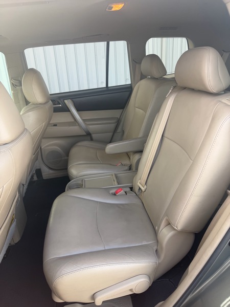 Toyota Highlander SE FWD V6 2012