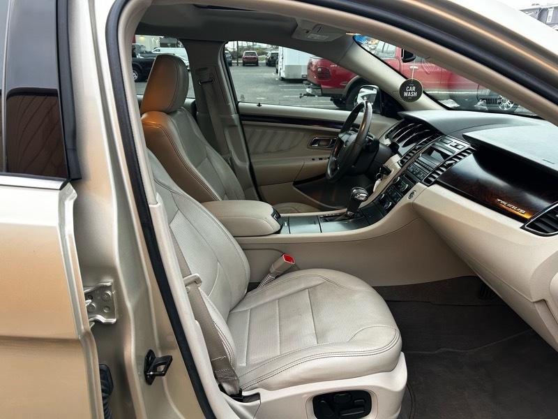 Ford Taurus Limited FWD 2010