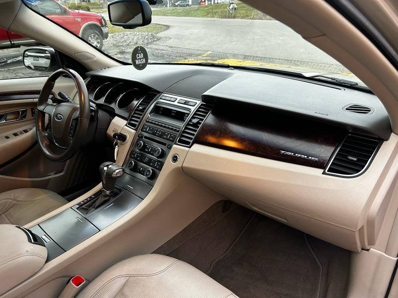 Ford Taurus Limited FWD 2010