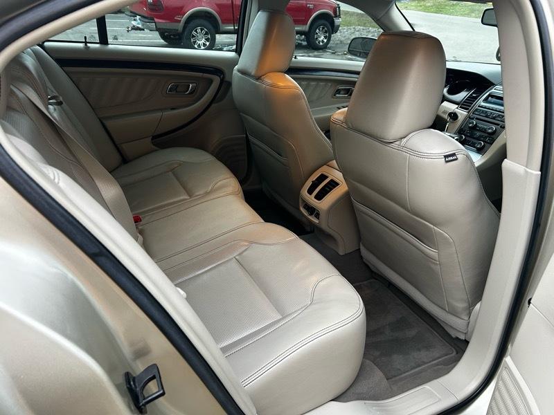 Ford Taurus Limited FWD 2010