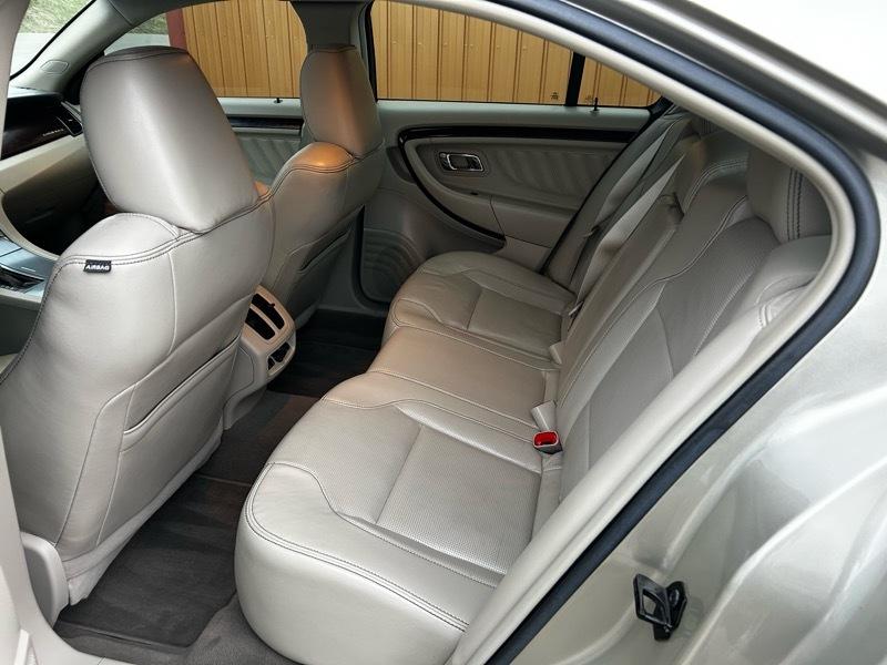 Ford Taurus Limited FWD 2010