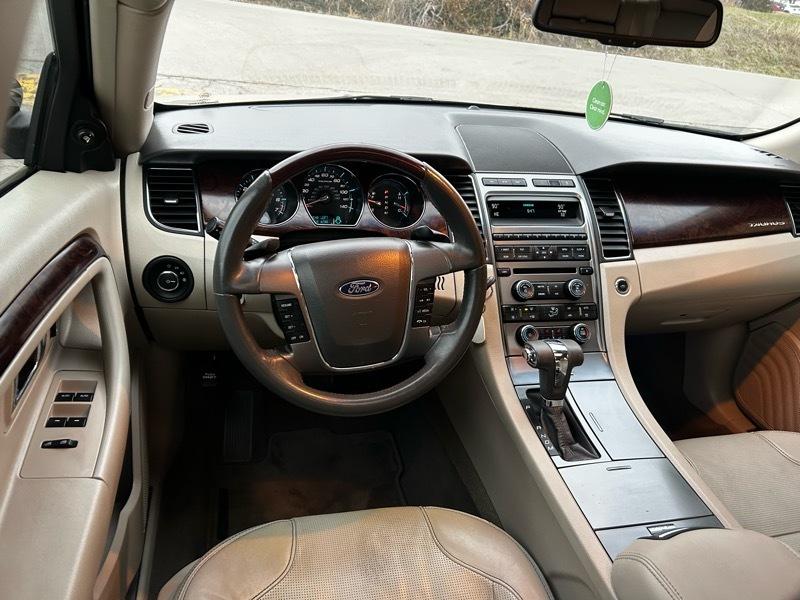 Ford Taurus Limited FWD 2010