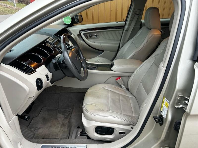Ford Taurus Limited FWD 2010