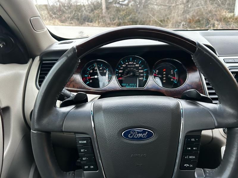 Ford Taurus Limited FWD 2010