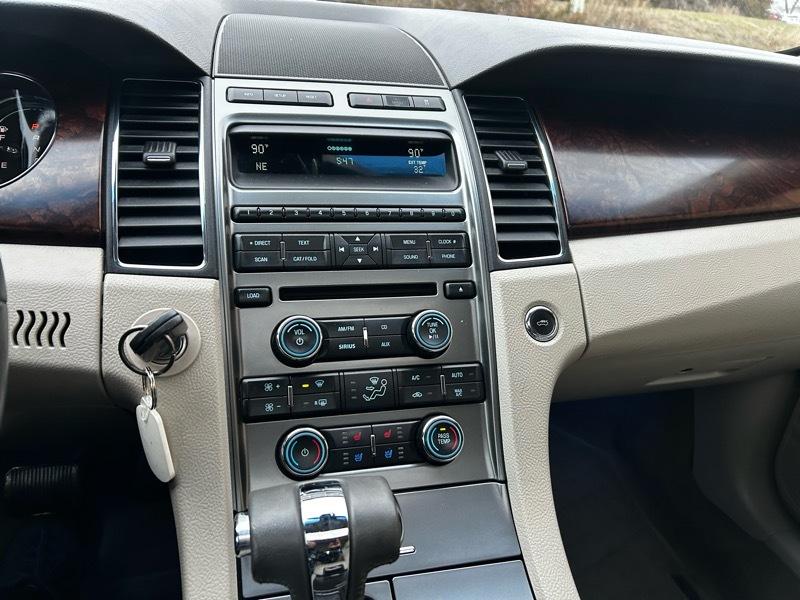 Ford Taurus Limited FWD 2010