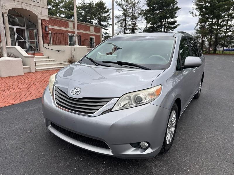 Toyota Sienna XLE FWD 8-Passenger V6 2013