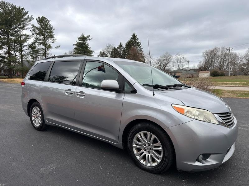 Toyota Sienna XLE FWD 8-Passenger V6 2013