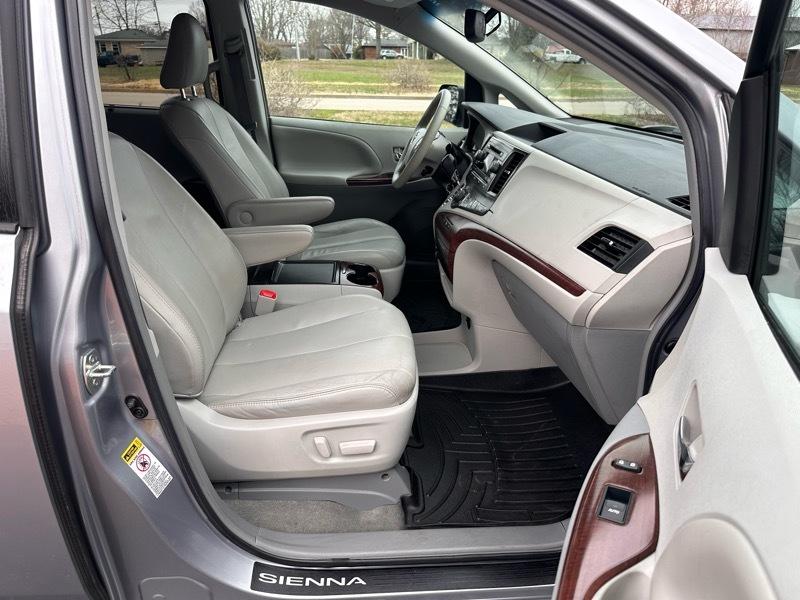 Toyota Sienna XLE FWD 8-Passenger V6 2013