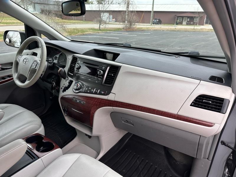 Toyota Sienna XLE FWD 8-Passenger V6 2013