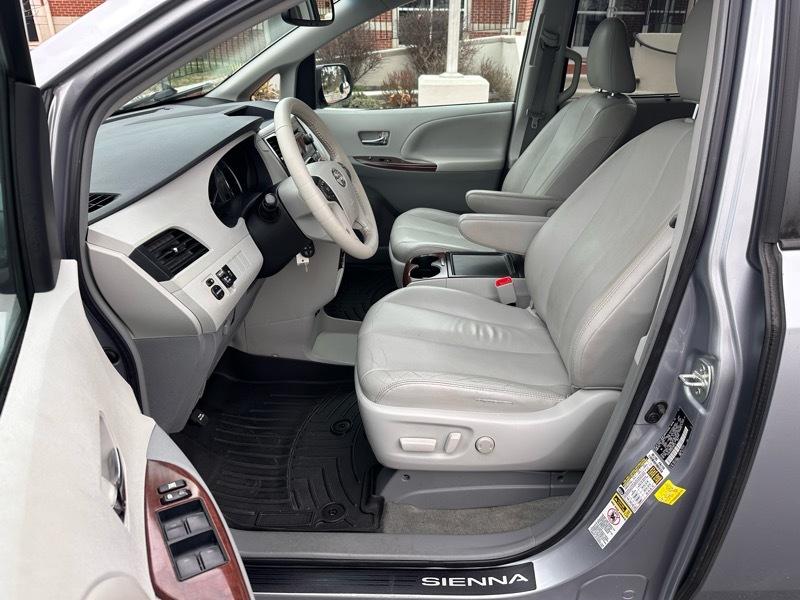 Toyota Sienna XLE FWD 8-Passenger V6 2013