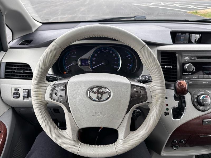 Toyota Sienna XLE FWD 8-Passenger V6 2013