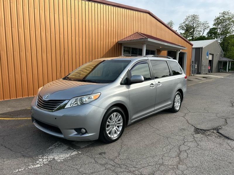 Toyota Sienna XLE FWD 8-Passenger V6 2013