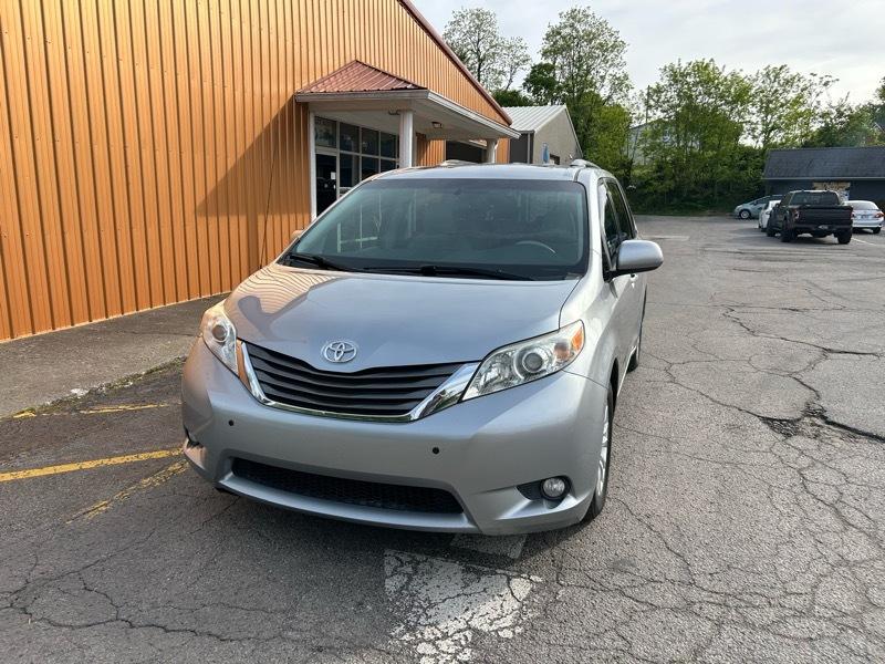 Toyota Sienna XLE FWD 8-Passenger V6 2013