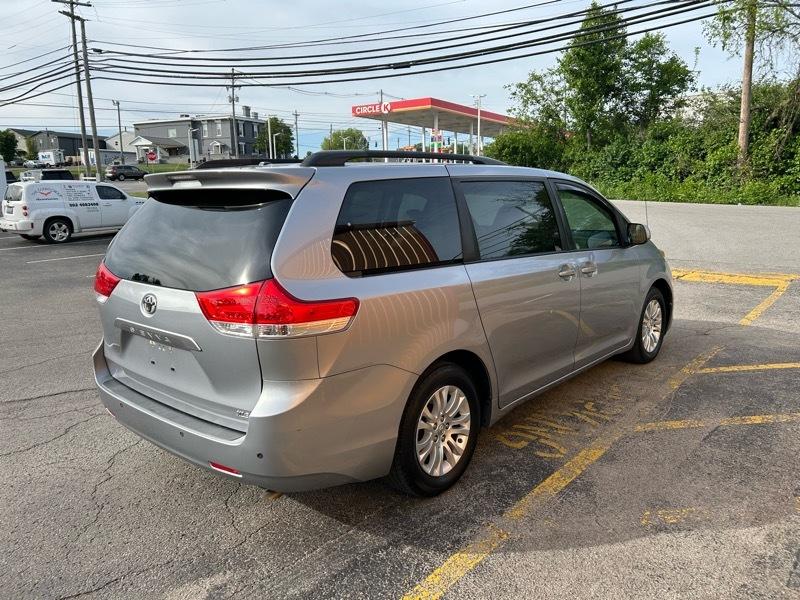 Toyota Sienna XLE FWD 8-Passenger V6 2013