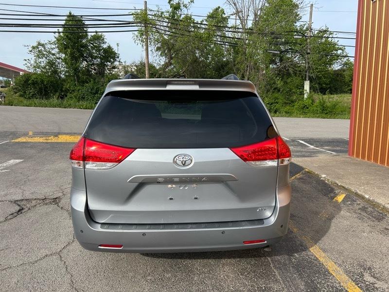 Toyota Sienna XLE FWD 8-Passenger V6 2013